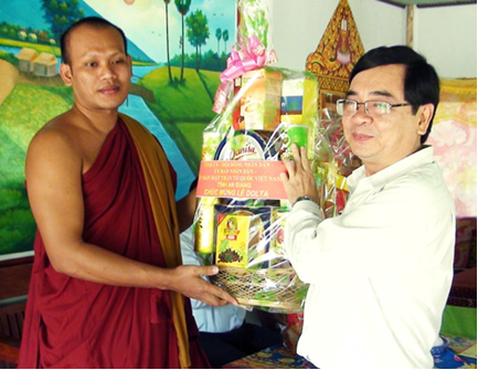 ថ្នាក់ដឹកនាំរបស់បណ្ដាខេត្តទៅសាក់សួរសុខទុក្ខនិងជូនពរជនរួមជាតិខ្មែរក្នុងឱកាសពិធីបុណ្យសែនដូនតា